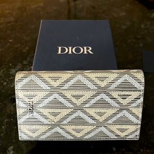 Authentic New in Box Dior Bi fold Vertical Card Holder Greige Multi